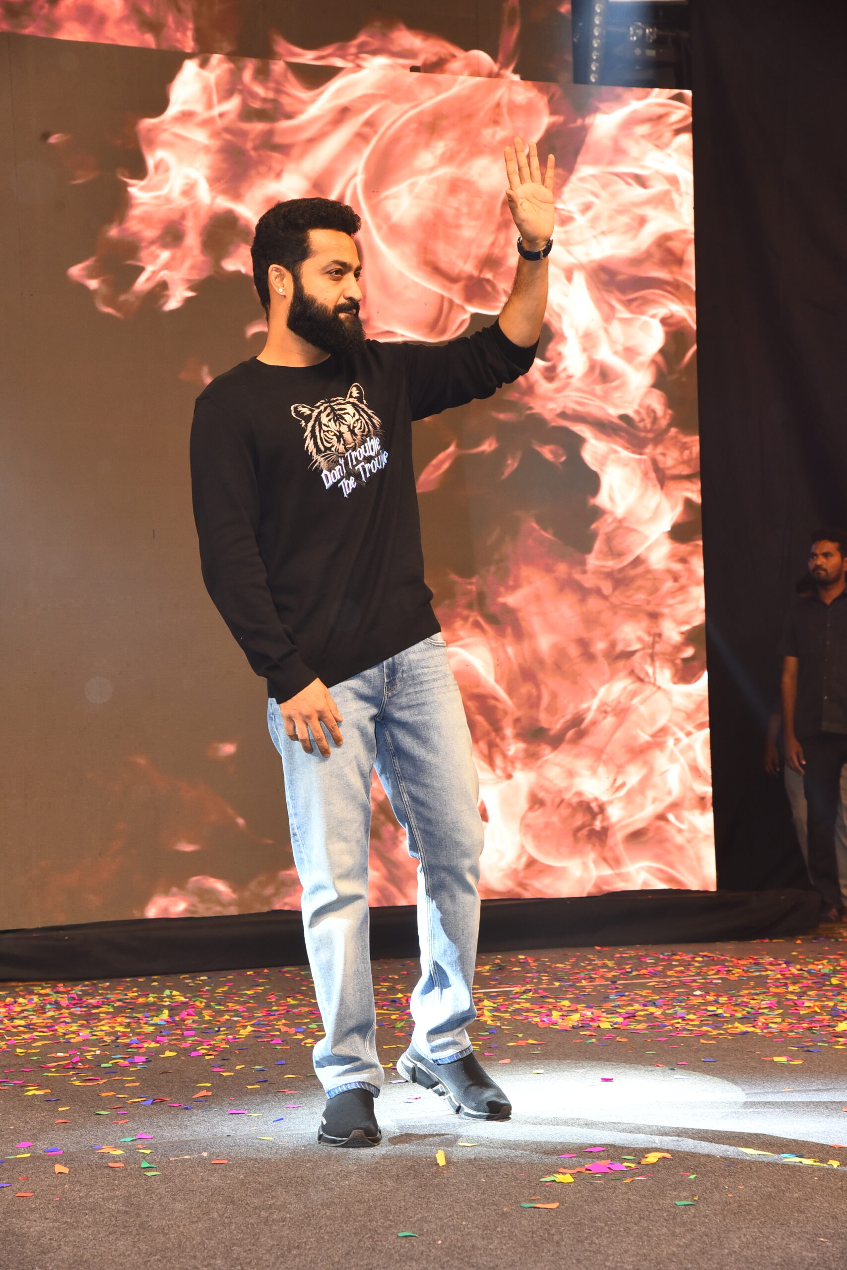 Ntr | డోంట్ ట్రబుల్ ది ట్రబుల్ ప్రీ రిలీజ్ ఈవెంట్ ఫొటోలు – జూనియర్ ఎన్టీఆర్ స్టైలిష్ ఎంట్రీ - Image 3