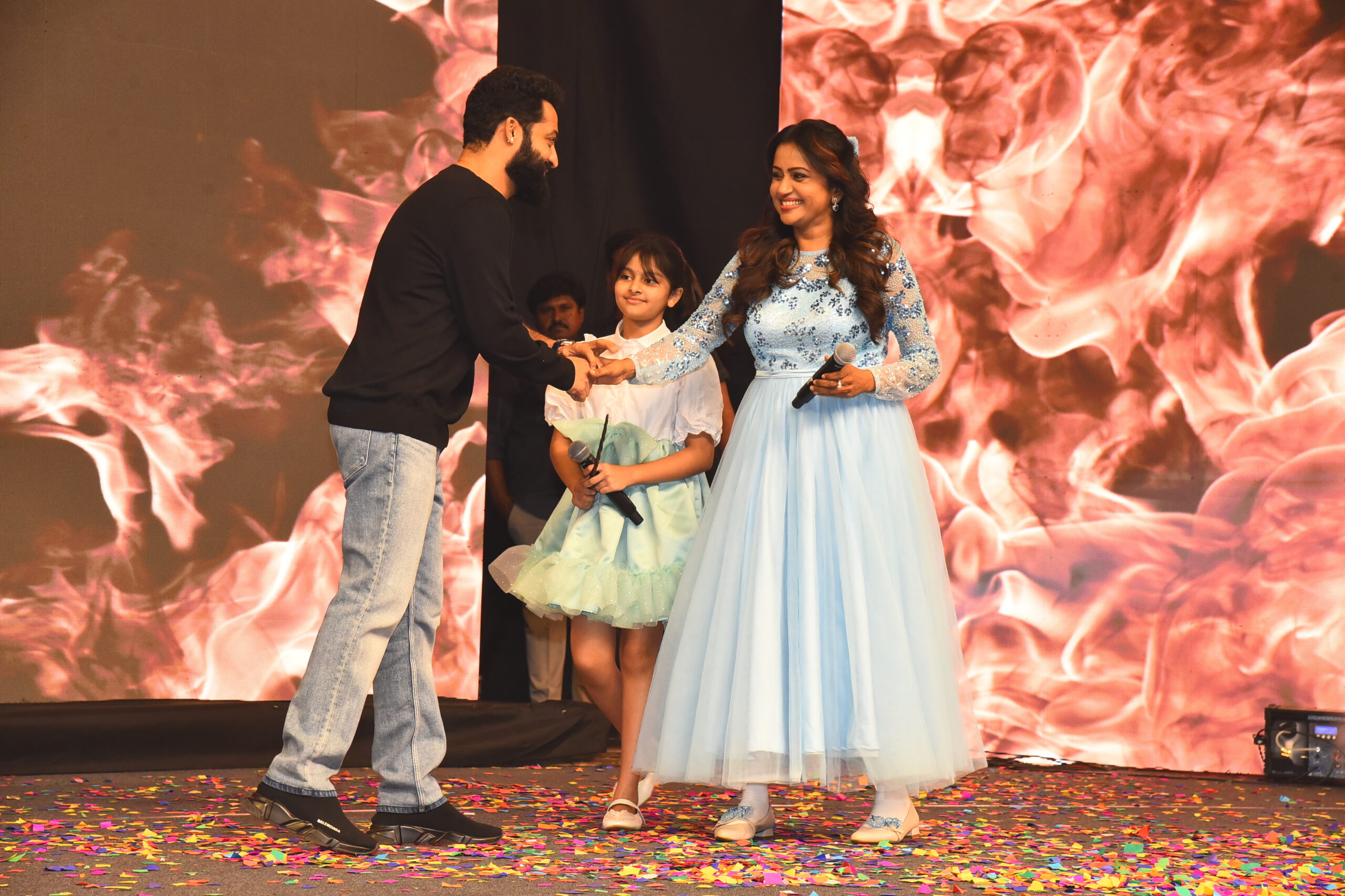 Ntr | డోంట్ ట్రబుల్ ది ట్రబుల్ ప్రీ రిలీజ్ ఈవెంట్ ఫొటోలు – జూనియర్ ఎన్టీఆర్ స్టైలిష్ ఎంట్రీ - Image 2