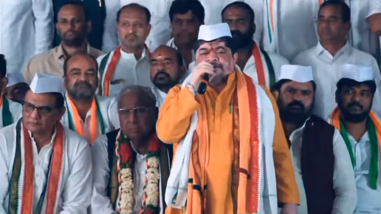 Congress Dharna | అసెంబ్లీకి రారు.. ప్రతిపక్ష పాత్రపోషించరు..
