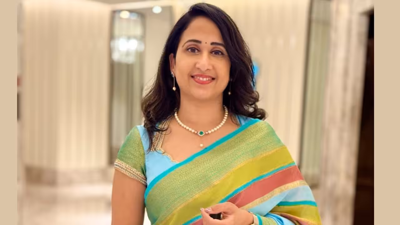Rama Nandana | ఉద్యోగాల పేరుతో మోసం ఆరోపణలు.. శంషాబాద్ ఎయిర్పోర్ట్లో యూట్యూబర్ నందన అరెస్ట్