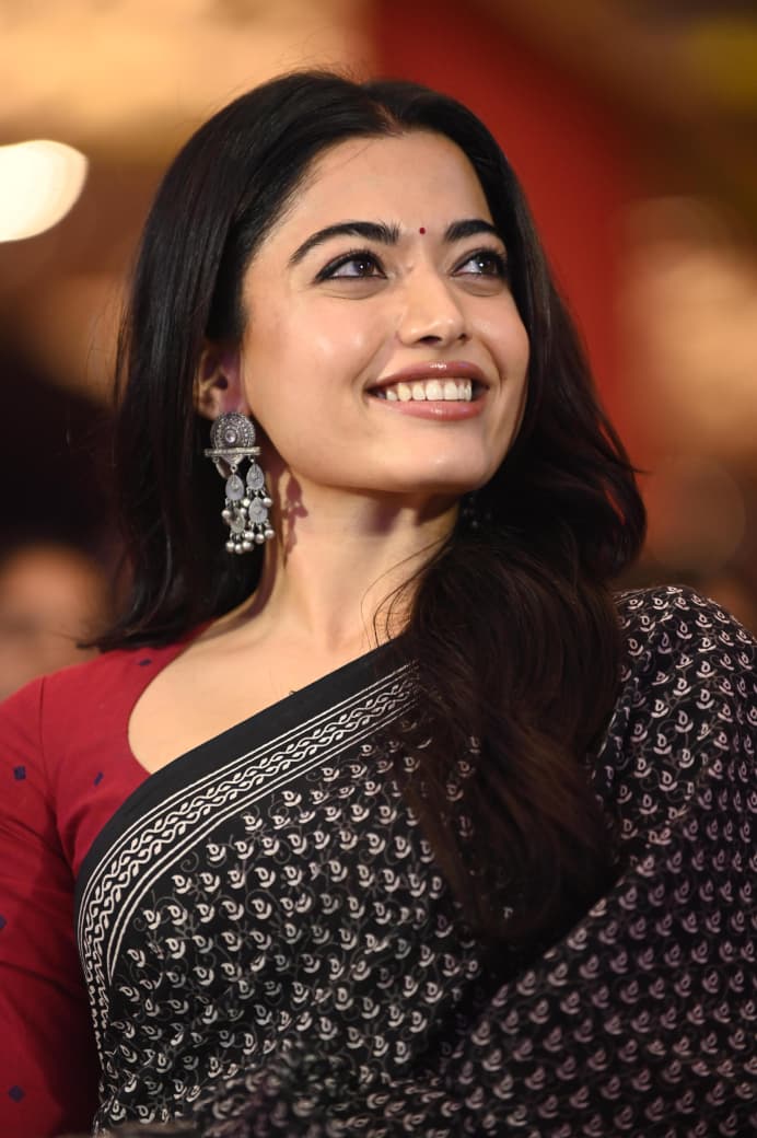 Rashmika Mandanna | ఎపిక్ ట్రైలర్ లాంఛ్ వేడుకలో మెరిసిన రష్మిక – మరిది సినిమా ఈవెంట్కు గెస్ట్గా వదిన - Image 3