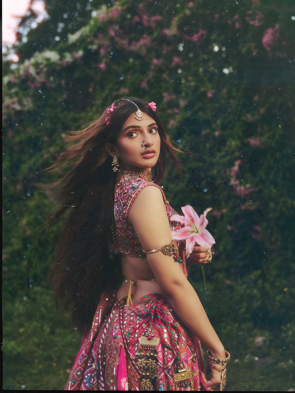 కొప్పులో గులాబీ పూలు అలంకరించుకుని.. చిరునవ్వులు చిందిస్తూ కెమెరాకు పోజులిచ్చింది.