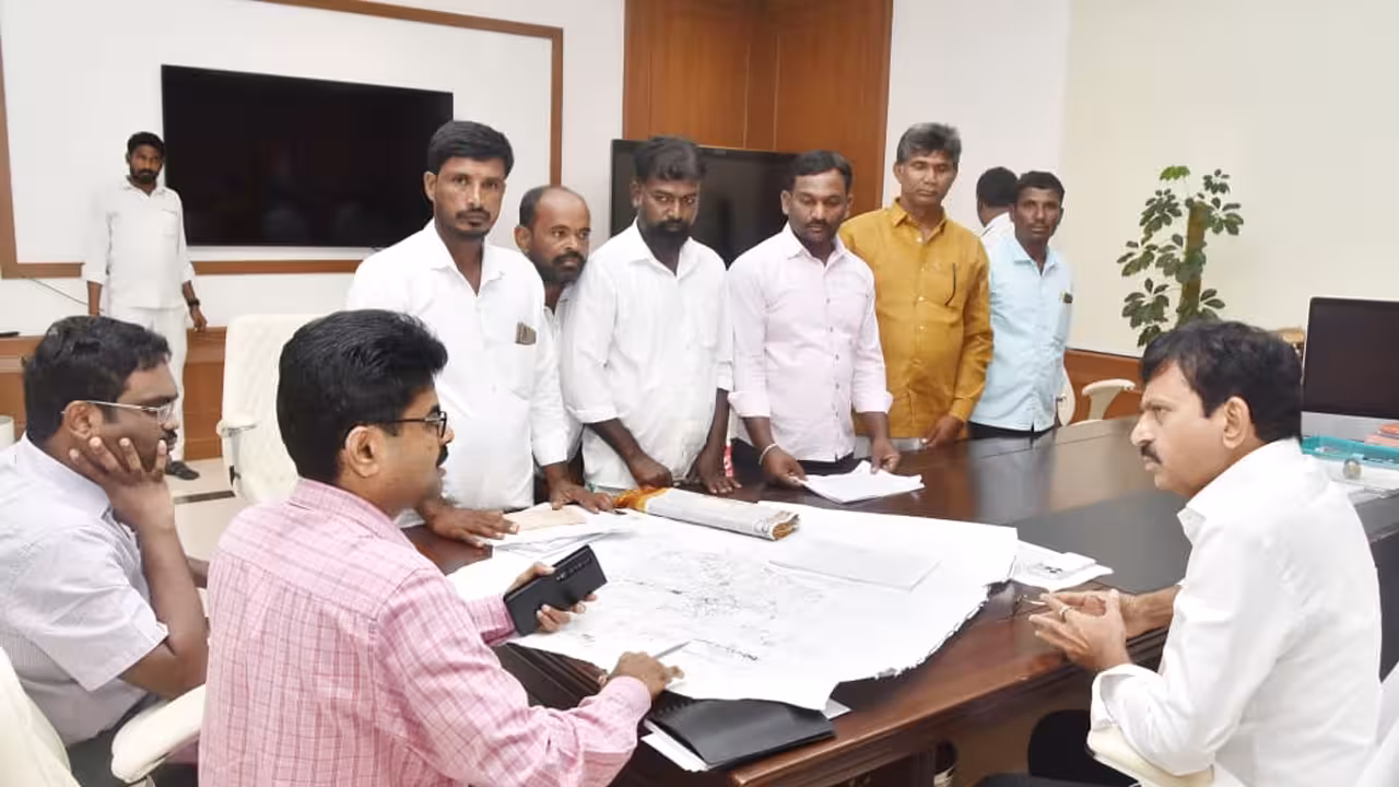 Erravelli | ఎర్రవెల్లి సర్వే నంబర్లో కలిపారు.. పొంగులేటిని కలిసిన వెంకటాపూర్ రైతులు