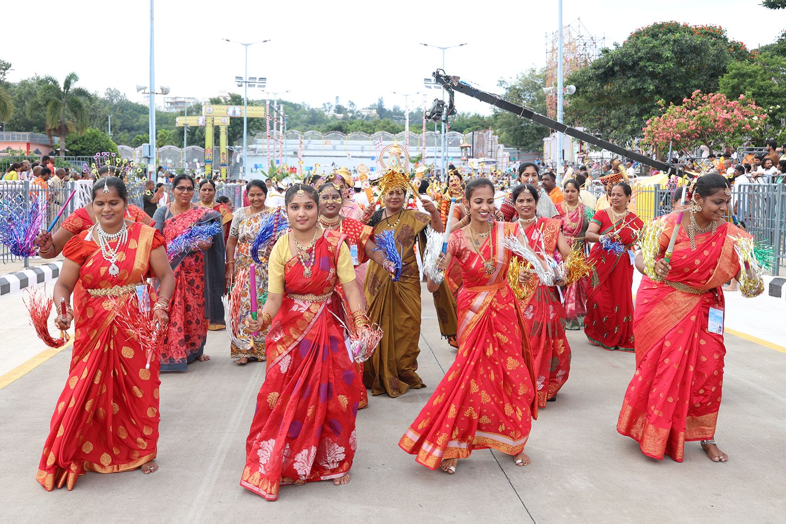 తిరుమాడ వీధులు గోవింద నామస్మరణతో మార్మోగాయి.. కోలాటాలు, చెక్కభజనలు ఆకట్టుకున్నాయి.