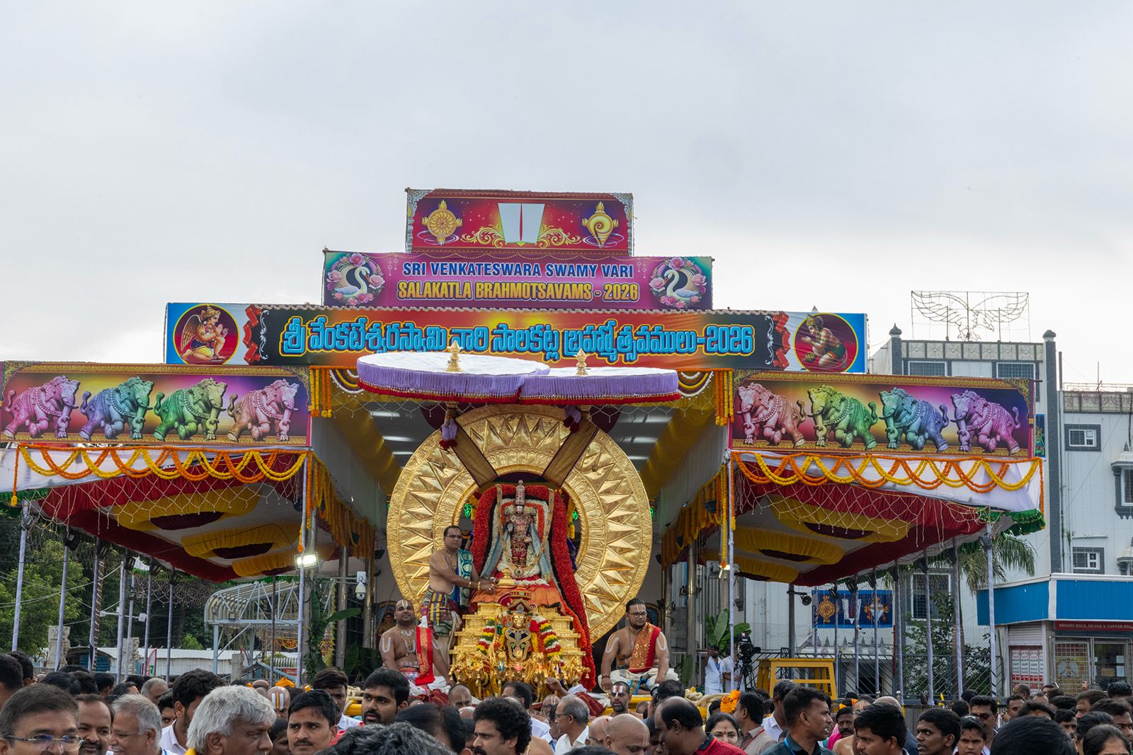 ముత్యాలు, వట్టివేరు, కురువేరు, పూల మాలలతో స్వామి, అమ్మవార్ల అలంకారం కనువిందు చేసింది.