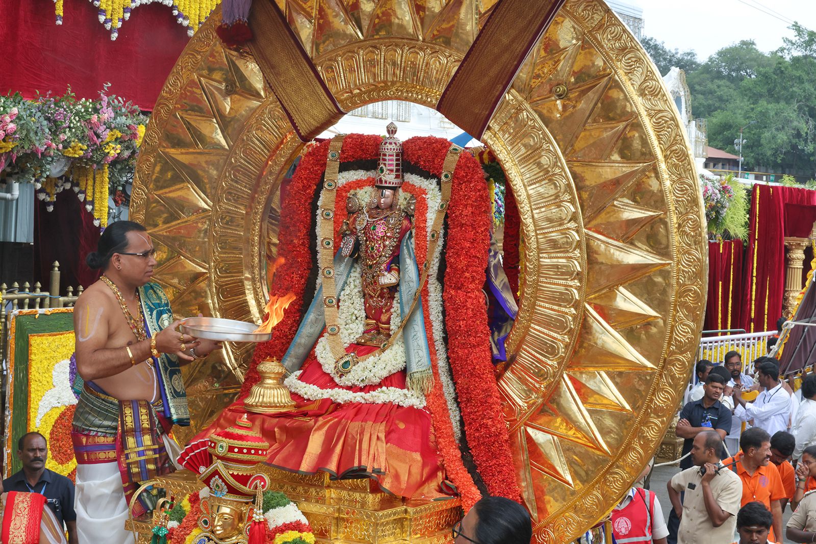 వర్షం కురిసినా ఘటాటోపంలో వాహనసేవ కొనసాగింది. అయినా భక్తులు పెద్ద సంఖ్యలో వచ్చి స్వామివారిని దర్శించుకున్నారు.