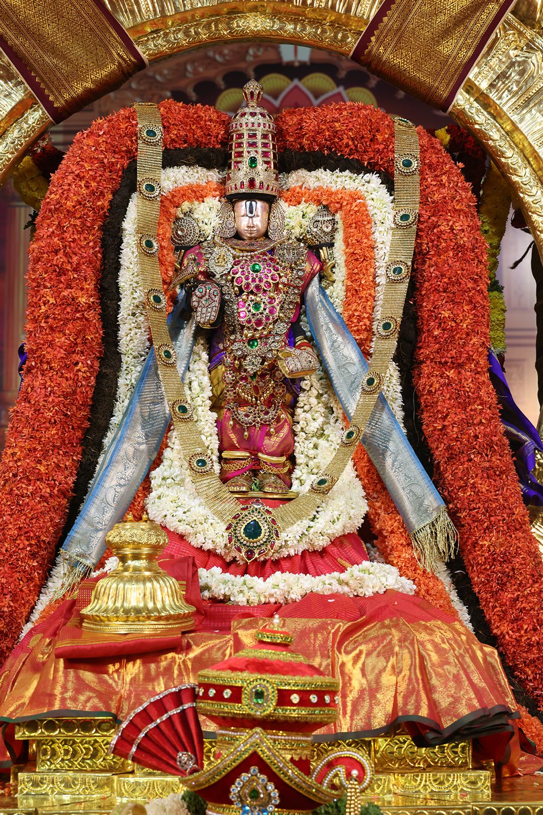 పంచామృతాలతో అభిషేకం.. వేదమంత్ర ఘోషల మధ్య రంగనాయకుల మండపం ఆధ్యాత్మిక శోభను సంతరించుకుంది.
