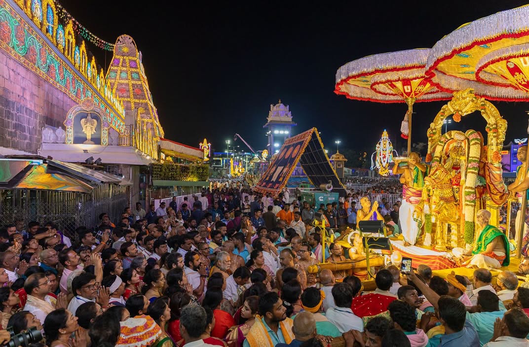 ఉదయం రథోత్సవం, రాత్రి అశ్వ వాహనసేవను తిలకించేందుకు వేలాది మంది భక్తులు తరలివచ్చారు. ఉదయం 7 నుంచి 9 గంటల వరకు సాగిన రథోత్సవంలో భక్తులు పెద్ద సంఖ్యలో పాల్గొని రథాన్ని లాగారు. ‘గోవిందా.. గోవిందా’ నామస్మరణతో తిరుమాడ వీధులు మార్మోగాయి.