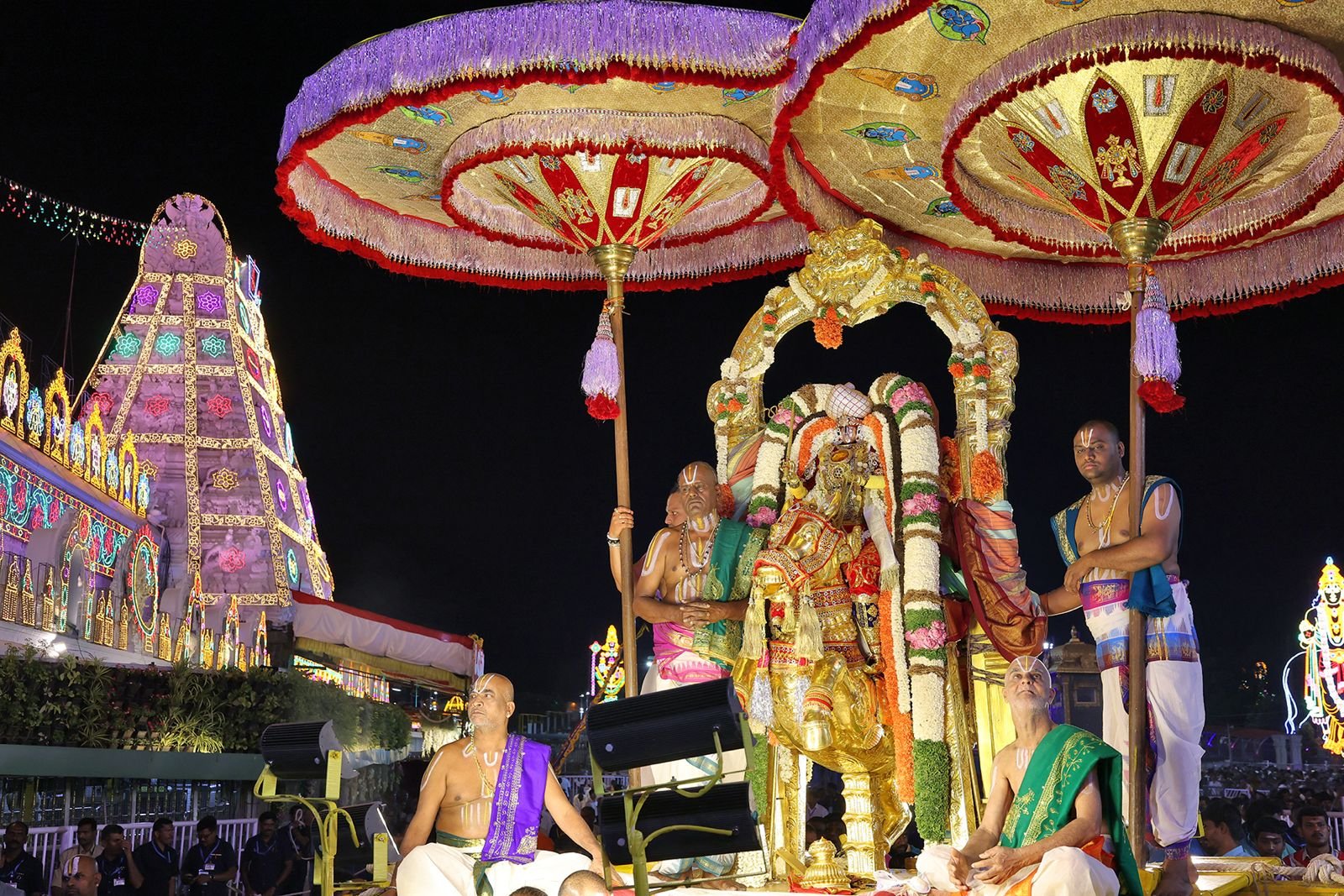 రథోత్సవం, అశ్వ వాహనసేవతో బ్రహ్మోత్సవాల వైభవం మరింత ఇనుమడించింది. ఉత్సవాల్లో భాగంగా బుధవారం చక్రస్నానం కార్యక్రమం నిర్వహించనున్నారు. ఈ మేరకు తిరుమల తిరుపతి దేవస్థానం ఏర్పాట్లు పూర్తి చేసింది.