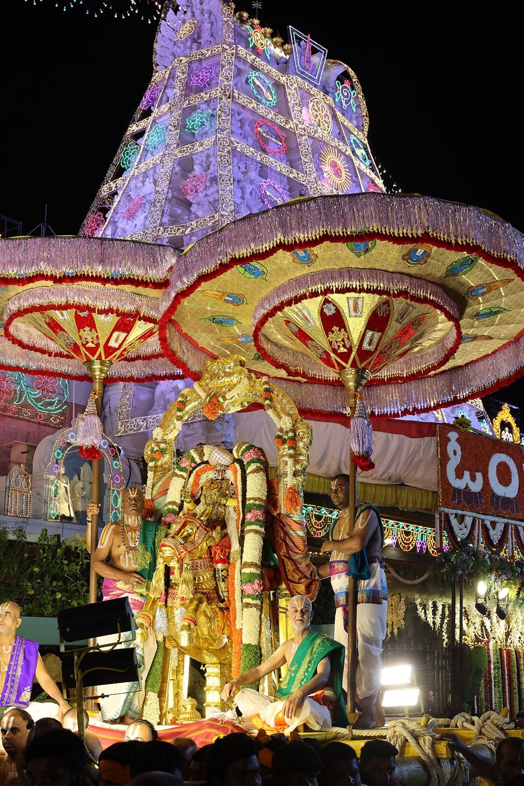 అశ్వ వాహనం ఇంద్రియ నియంత్రణకు ప్రతీకగా భావిస్తారు. కల్కి స్వరూపంలో స్వామివారి దర్శనం.. కలియుగ దోషాలకు దూరంగా ఉంటూ నామసంకీర్తనను ఆశ్రయించి భగవంతుడి అనుగ్రహం పొందాలనే ఆధ్యాత్మిక సందేశాన్ని అందించింది.