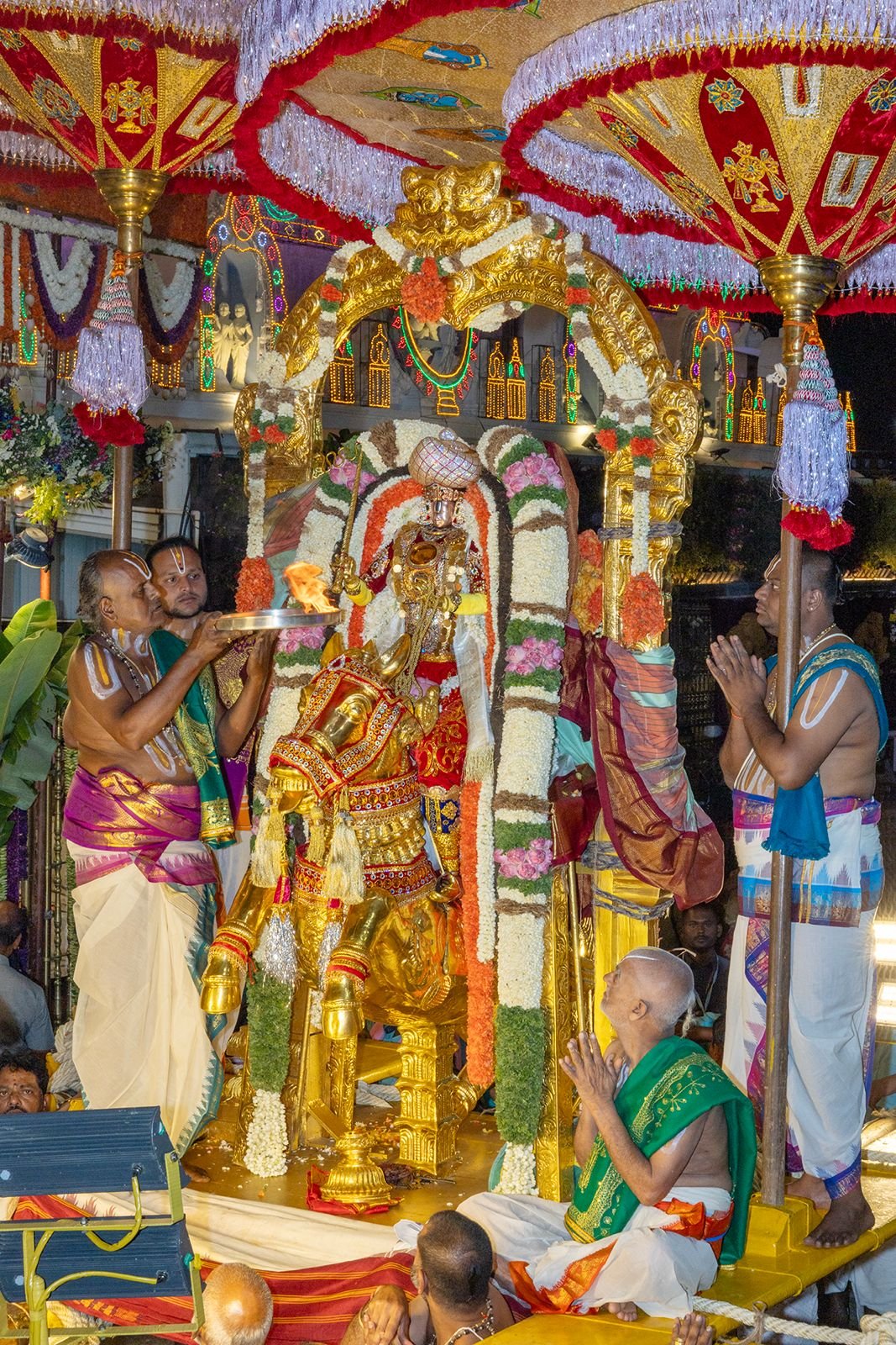 ముందు గజరాజులు.. వెనుక భజనలు, కోలాటాలు, మంగళవాయిద్యాలు, జీయ్యంగార్ల ఘోష నడుమ స్వామివారి ఊరేగింపు వైభవంగా జరిగింది. భక్తుల గోవిందనామస్మరణతో తిరుమల ఆధ్యాత్మిక శోభను సంతరించుకుంది.