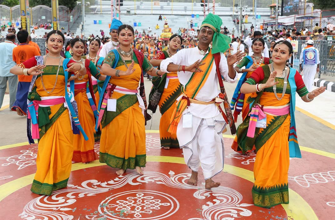 ఉదయం హనుమంతునిపై కోదండరామునిగా.. సాయంత్రం స్వర్ణరథంపై శ్రీదేవి, భూదేవి సమేతంగా మలయప్పస్వామివారి దర్శనంతో తిరుమలగిరులు భక్తిభావంతో పరవశించాయి.