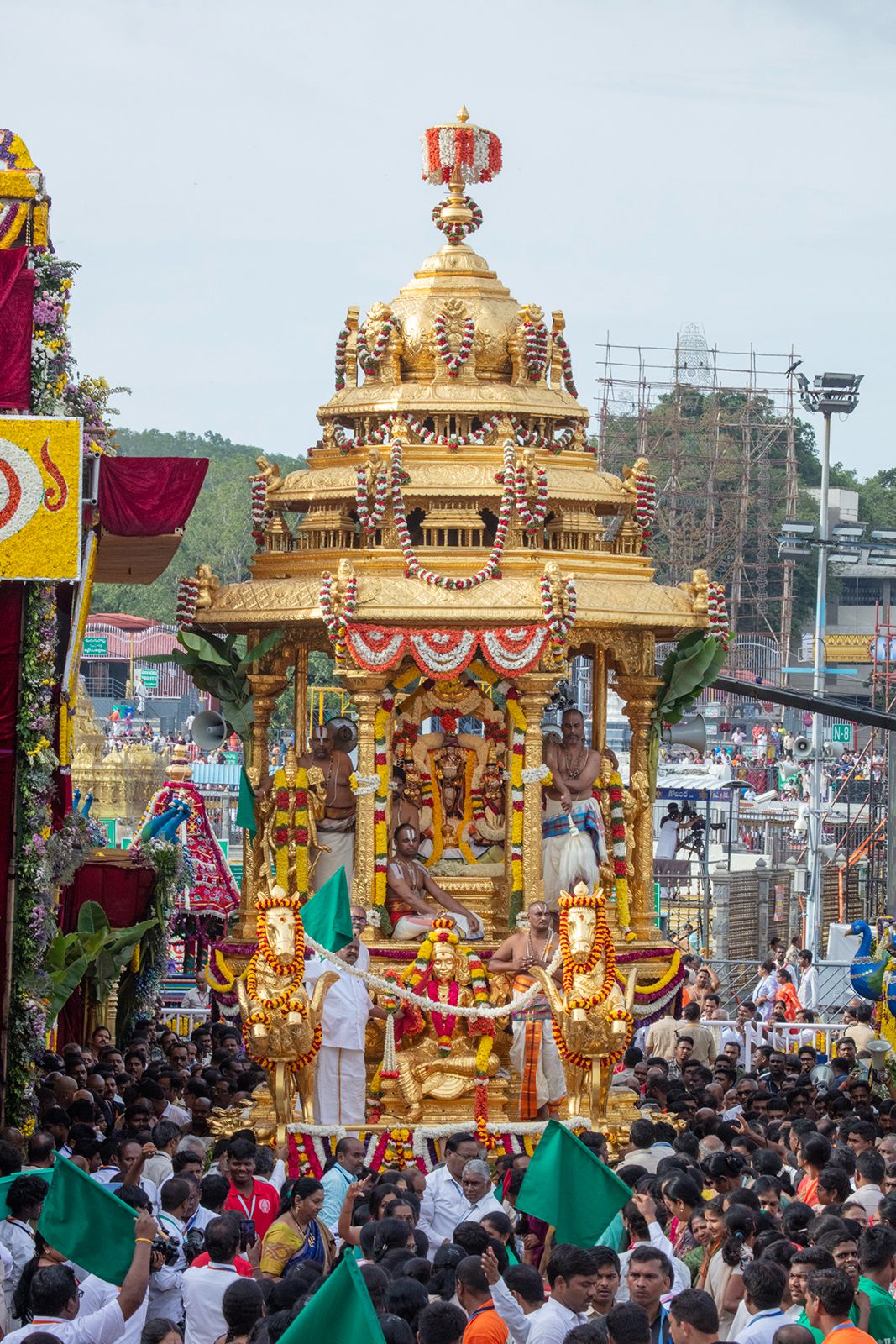 భజనలు, కోలాటాలు, మంగళవాయిద్యాలు, గోవిందనామస్మరణతో మాడ వీధులు మార్మోగాయి.
