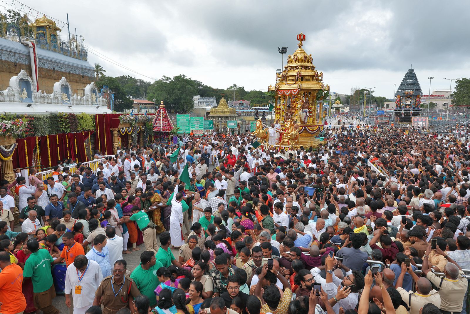 సాయంత్రం శ్రీదేవి, భూదేవి సమేతంగా శ్రీమలయప్పస్వామివారు స్వర్ణరథంపై ఊరేగారు.