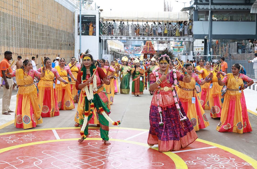 Tirumala Brahmotsavam 2026 | మోహినీ రూపంలో మలయప్ప.. మంత్రముగ్ధులైన భక్తజనం..! ఫొటో గ్యాలరీ - Image 33