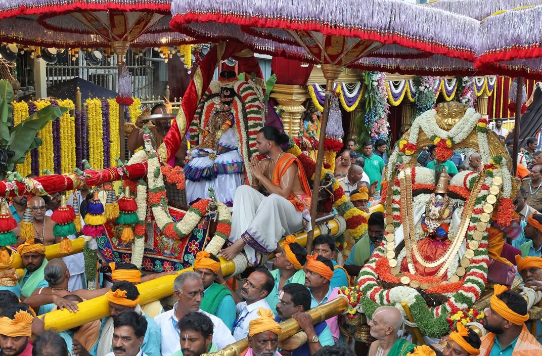 భజనలు, కోలాటాలు, మంగళవాయిద్యాల నడుమ సాగిన పల్లకీసేవలో భక్తులు స్వామివారికి కర్పూరహారతులు సమర్పించారు.
