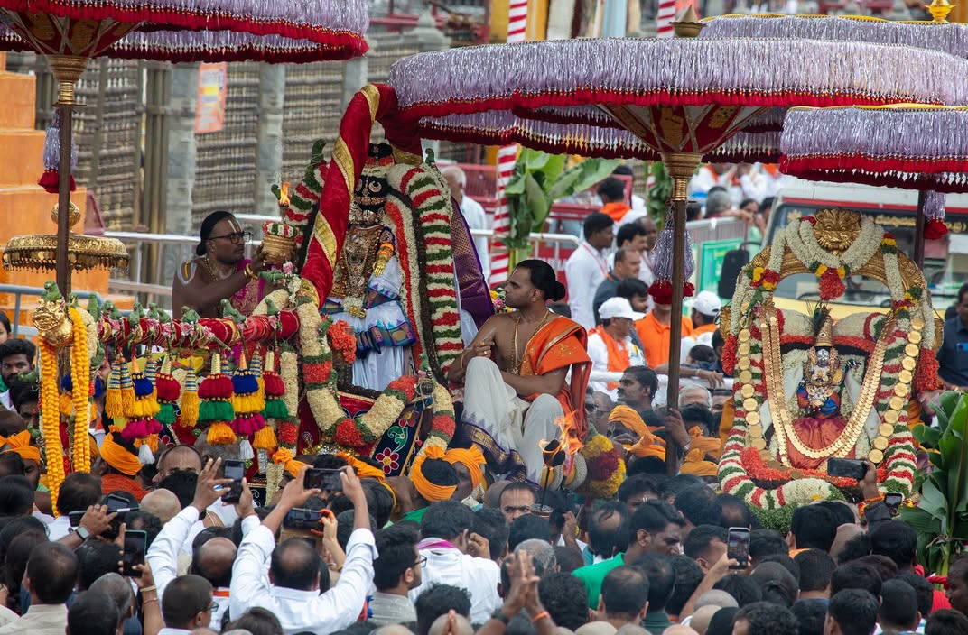 Tirumala Brahmotsavam 2026 | మోహినీ రూపంలో మలయప్ప.. మంత్రముగ్ధులైన భక్తజనం..! ఫొటో గ్యాలరీ - Image 41