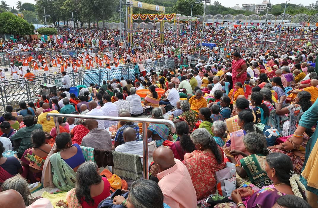 Tirumala Brahmotsavam 2026 | మోహినీ రూపంలో మలయప్ప.. మంత్రముగ్ధులైన భక్తజనం..! ఫొటో గ్యాలరీ - Image 44