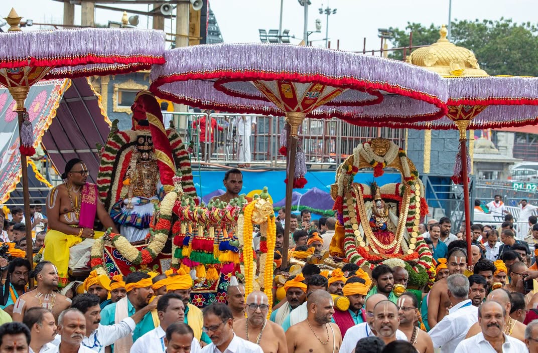 మోహినీ అవతారంలో సర్వాలంకార భూషితుడైన శ్రీ మలయప్పస్వామివారు జగన్మోహనాకారంలో భక్తులకు దర్శనమిచ్చారు.