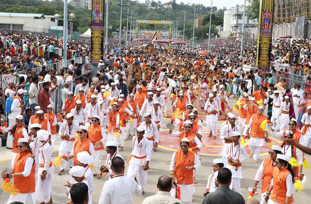 Tirumala Brahmotsavam 2026 | మోహినీ రూపంలో మలయప్ప.. మంత్రముగ్ధులైన భక్తజనం..! ఫొటో గ్యాలరీ - Image 34