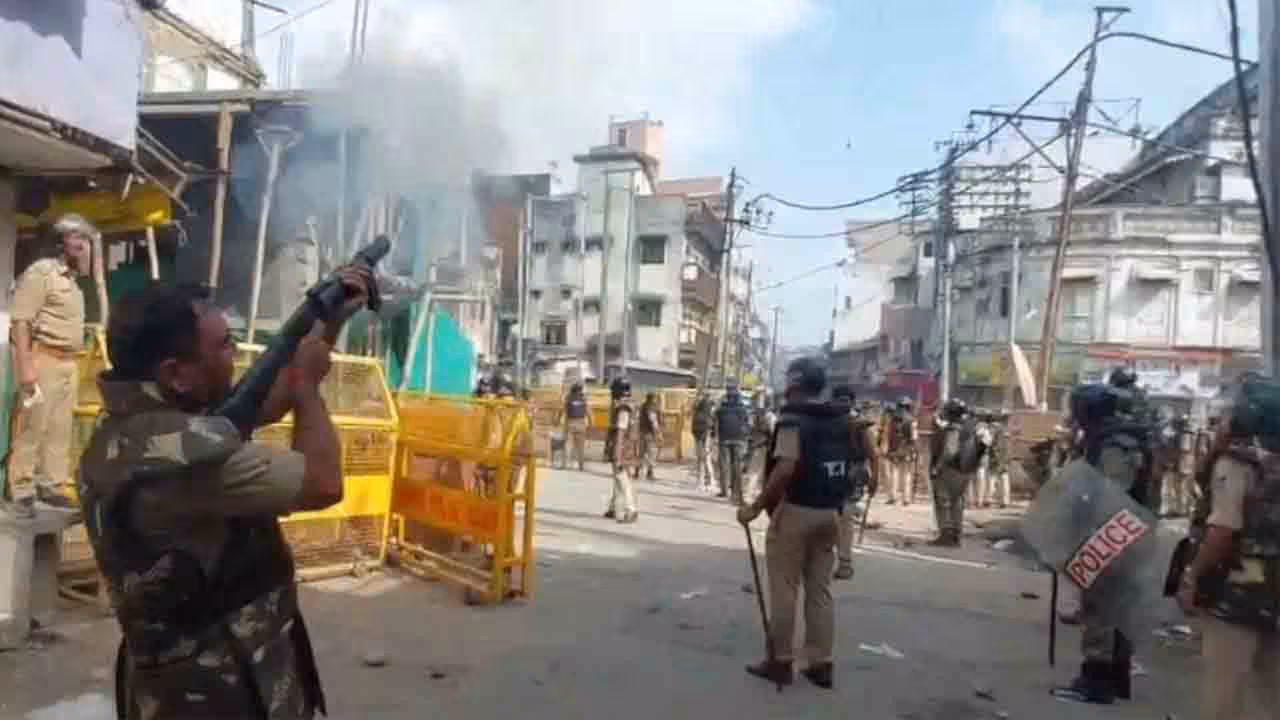 Ujjain Mosque Removal | ఉజ్జయినిలో ఘర్షణ.. పోలీసులపై రాళ్లు రువ్విన నిరసనకారులు