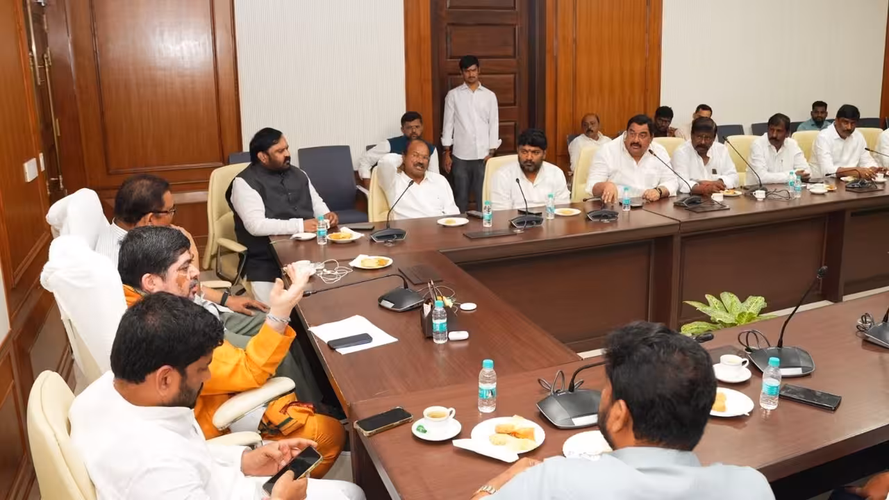Ponnam Prabhakar | కేసీఆర్ రాజీనామాకు ఒత్తిడి తెద్దాం.. ఇందిరా పార్క్ మహాధర్నాకు తరలి రండి