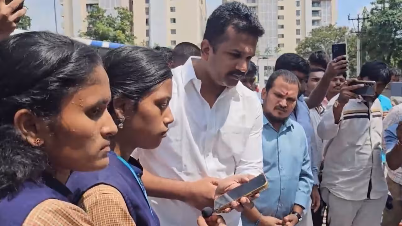 Polytechnic Students Protest | కంటోన్మెంట్లో పాలిటెక్నిక్ విద్యార్థినుల ధర్నా.. ఫోన్లో మద్దతు తెలిపిన కేటీఆర్