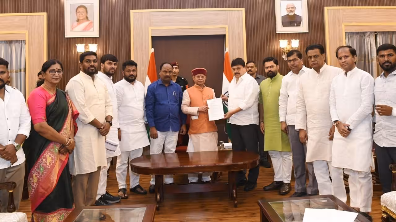 BJP Memorandum to Governor | ఫీజు బకాయిలు విడుదలయ్యేలా చూడండి.. గవర్నర్కు బీజేపీ వినతి