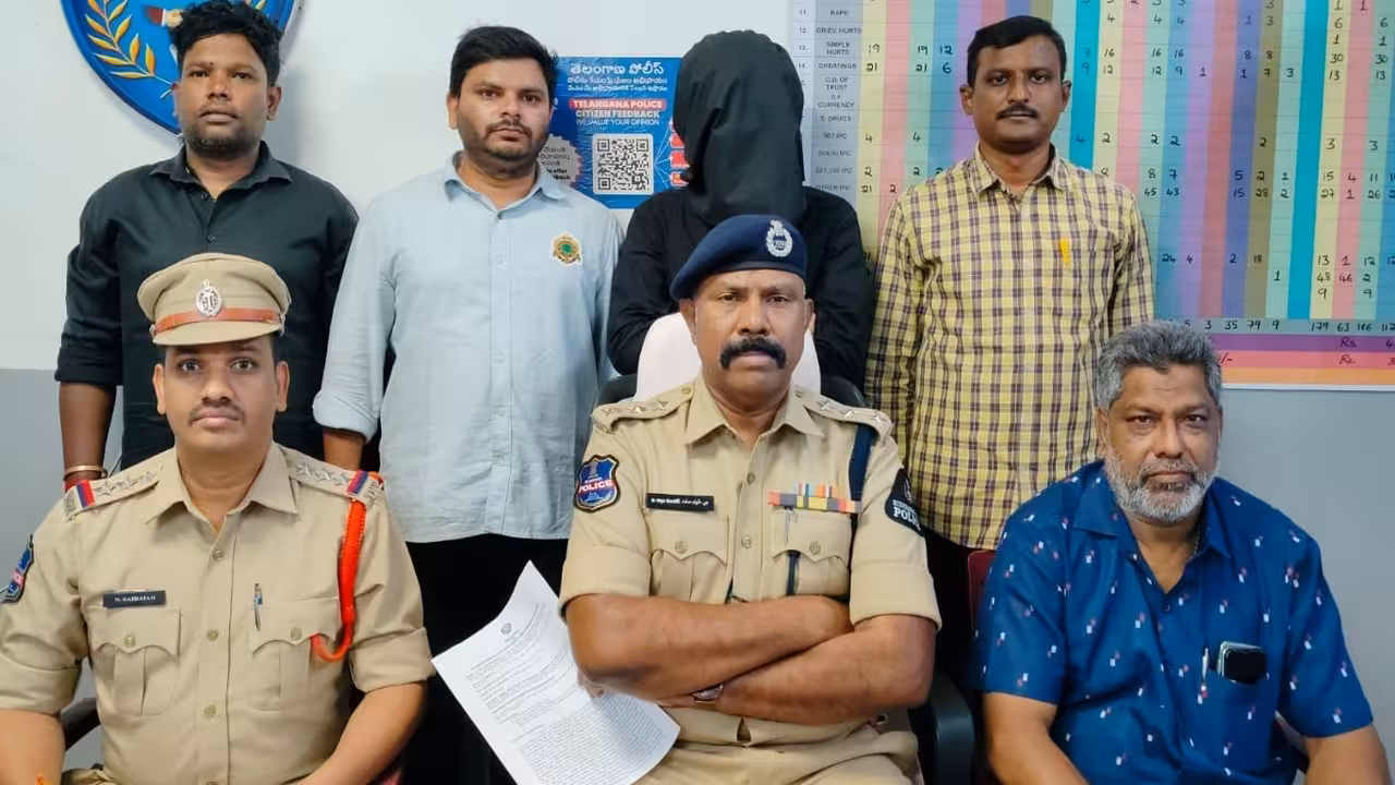 Arrest | క్యూర్ కోడ్ స్కాన్ చేసి.. నకిలీ స్క్రీన్ షాట్ చూపించి