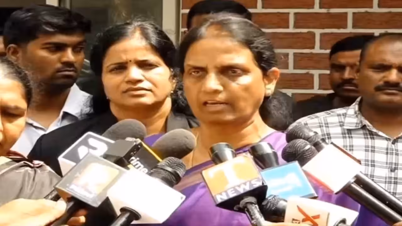Sabitha Indra Reddy | వస్తున్నామని చెప్పి వచ్చినా సీఐ లేరిక్కడ
