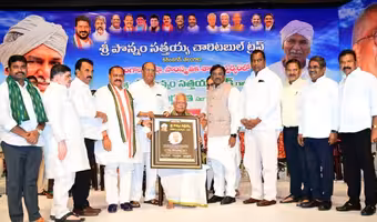 Ponnam Sathaiah Awards | ఉమ్మ‌డి కుటుంబ విలువ‌లు కాపాడ‌డం గొప్ప విష‌యం