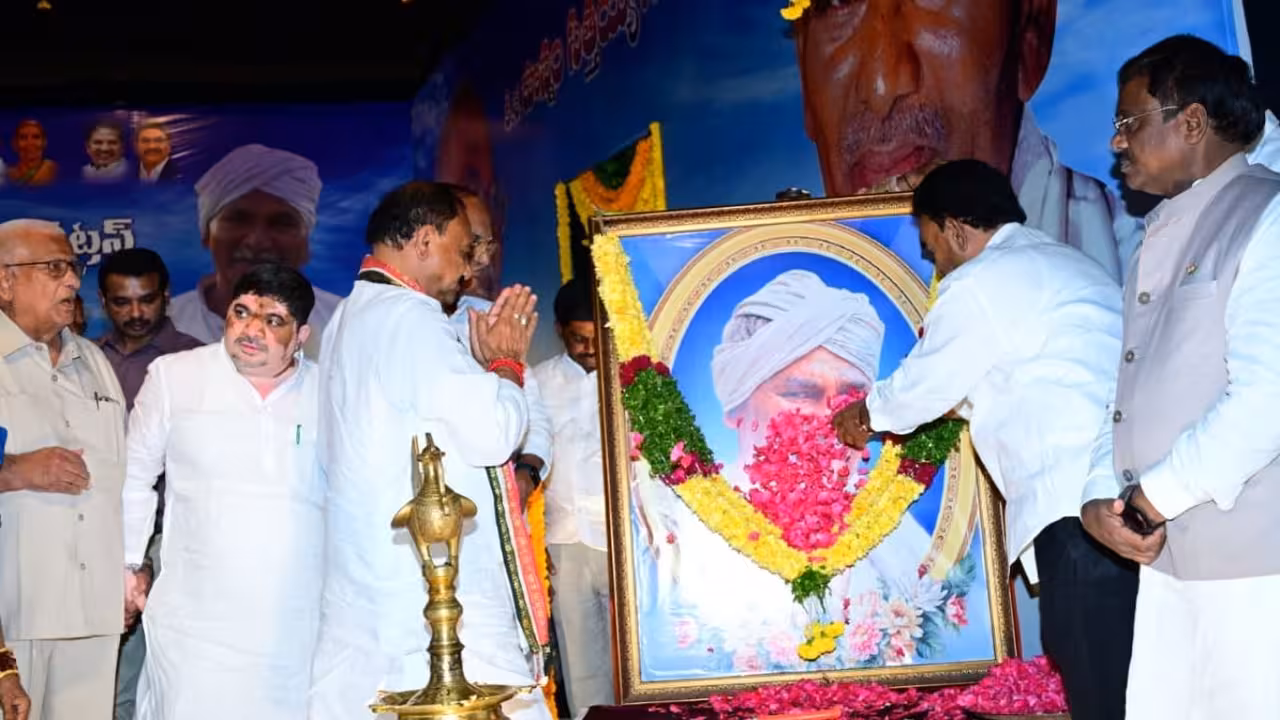 Ponnam Sathaiah Awards | ఉమ్మడి కుటుంబ విలువలు కాపాడడం గొప్ప విషయం