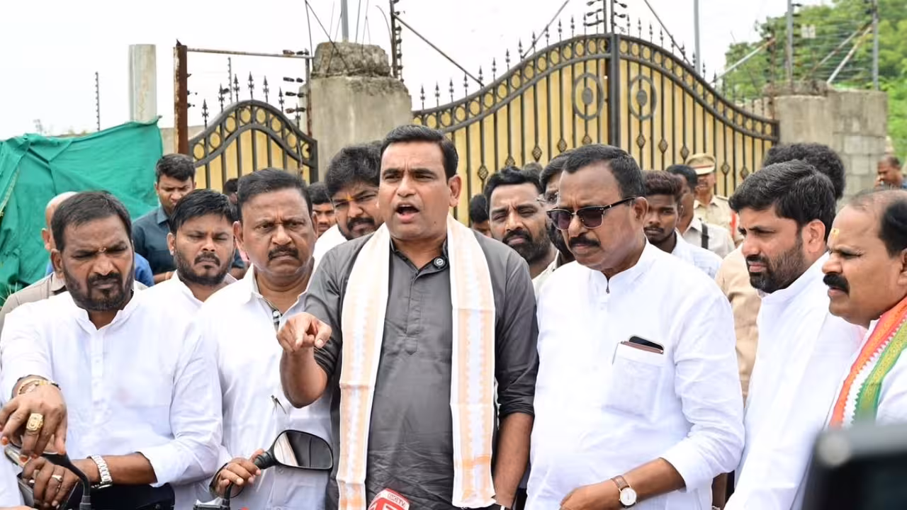 Chamala Kirankumar Reddy | అజీజ్నగర్లోనూ ఎఫ్టీఎల్లో ఫామ్హౌస్ కట్టుకున్నరు