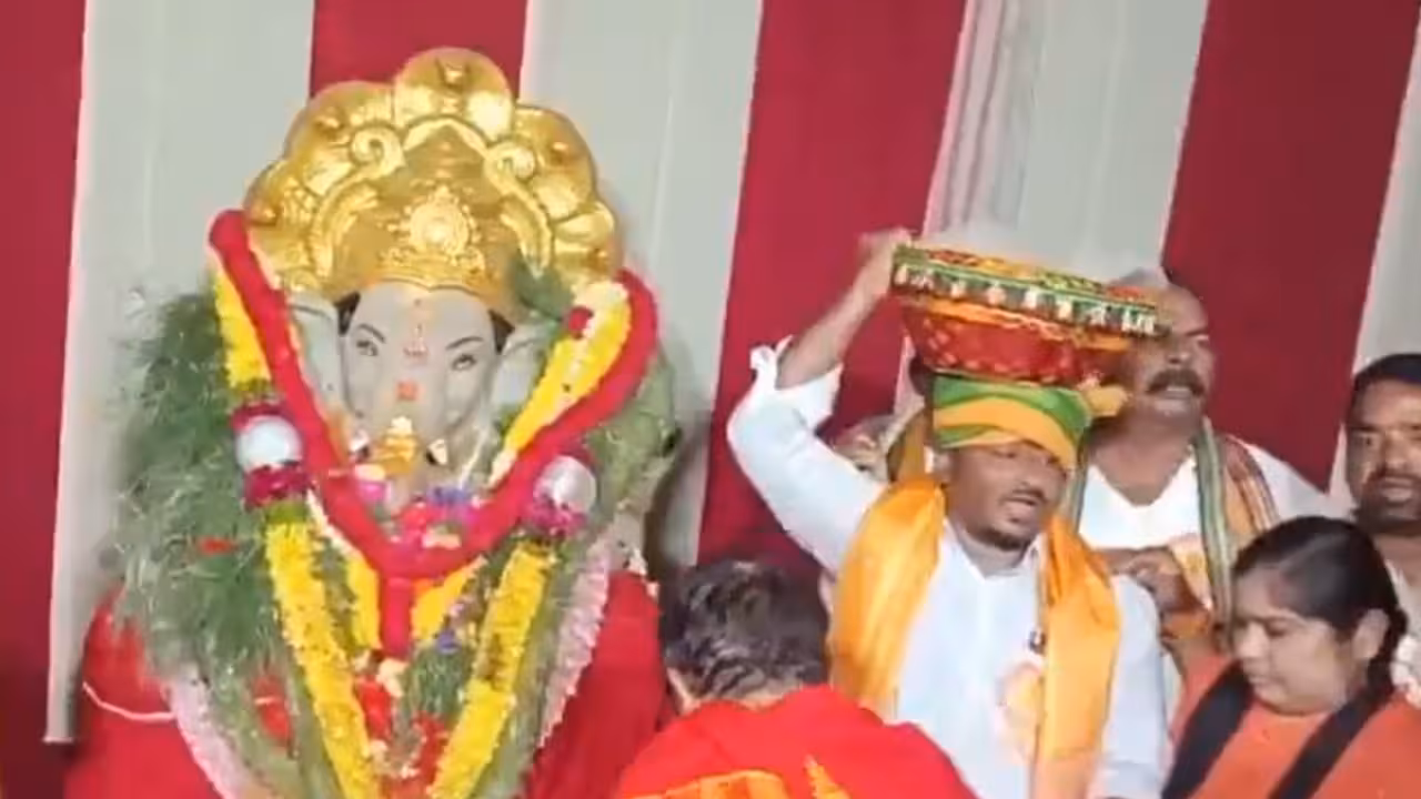 Muslim Couple Wins Ganapathi Laddu | వినాయక వేడుకల్లో వెల్లివిరిసన మతసామరస్యం.. లడ్డూ దక్కించుకున్న ముస్లిం దంపతులు