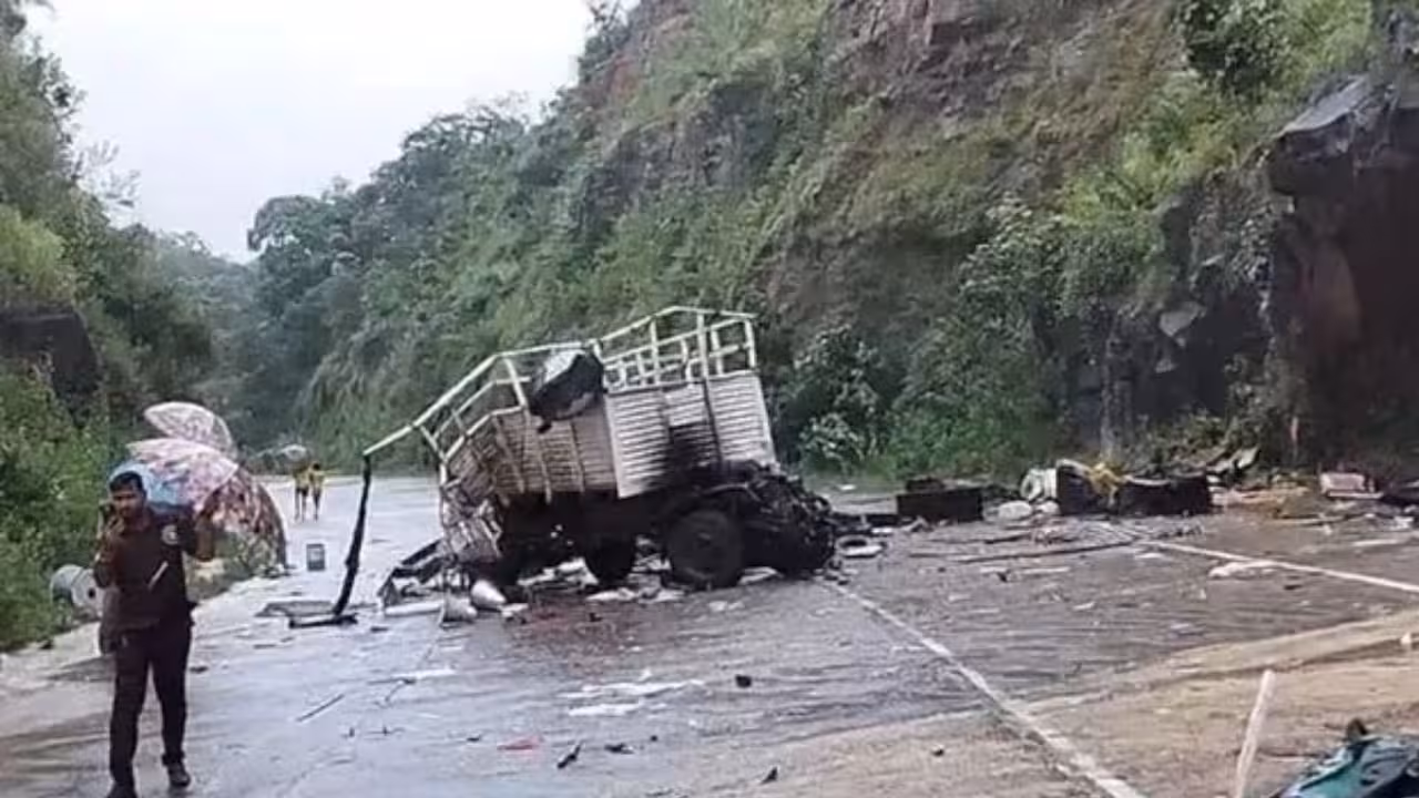Six dies in Road Accident | ఛత్తీస్గఢ్లో ఘోర రోడ్డు ప్రమాదం.. ఆరుగురు సంగీత కళాకారుల దుర్మరణం