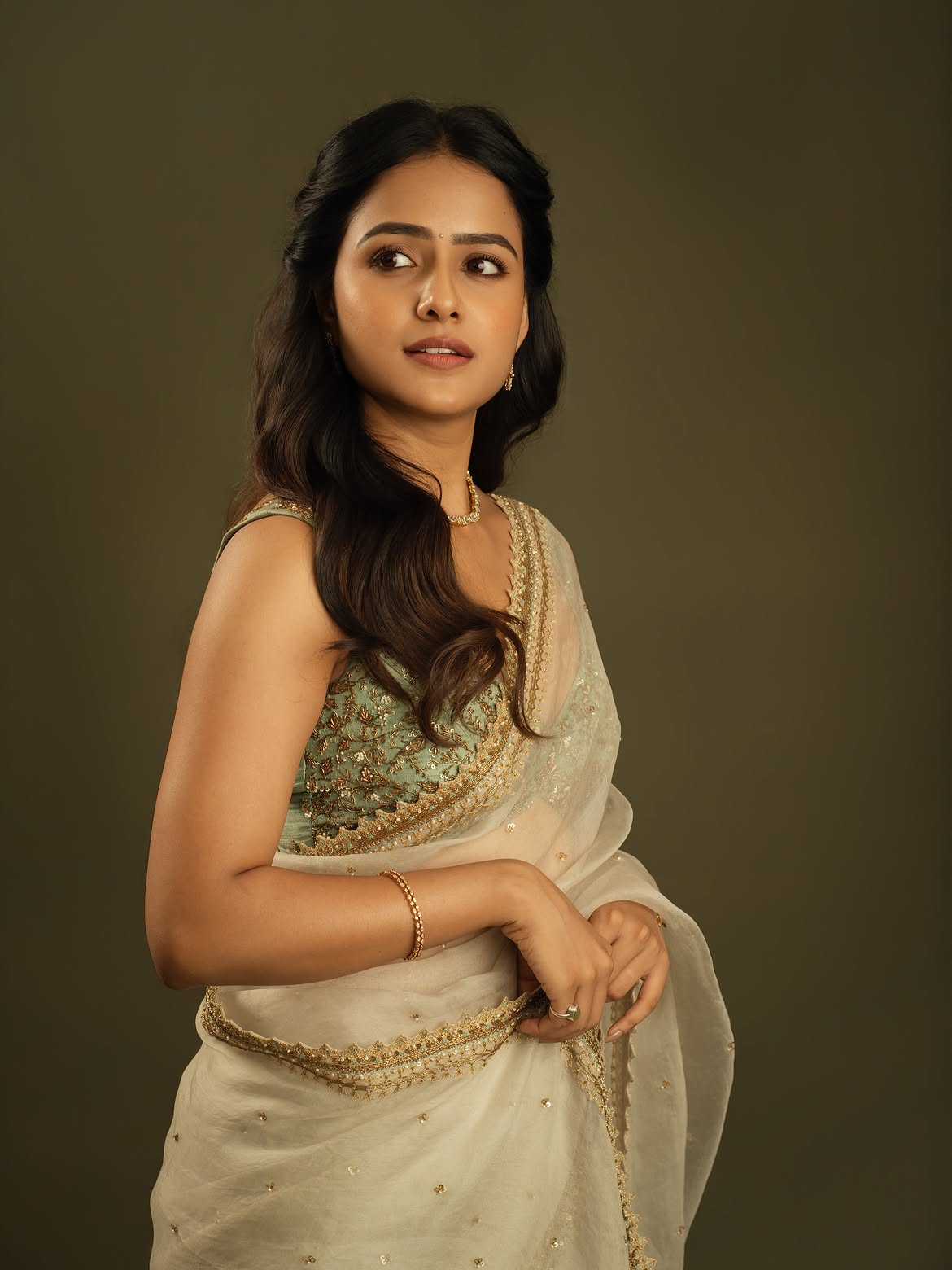 Vaishnavi Chaitanya | వయసుపై తప్పుడు ప్రచారం – ఆధార్ కార్డ్తో క్లారిటీ ఇచ్చిన బేబీ హీరోయిన్ - Image 6