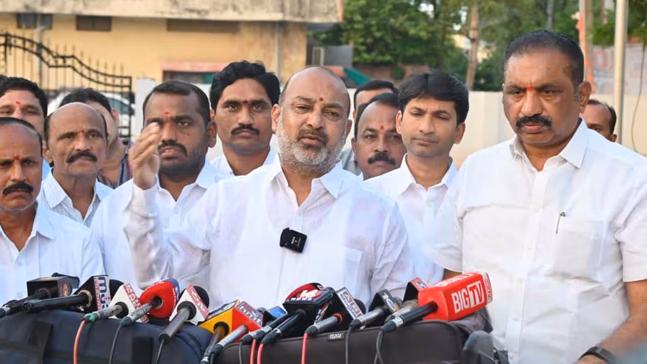 Bandi Sanjay | బీఆర్ఎస్ నేతలను ఎందుకు జైలుకు పంపడం లేదు..?
