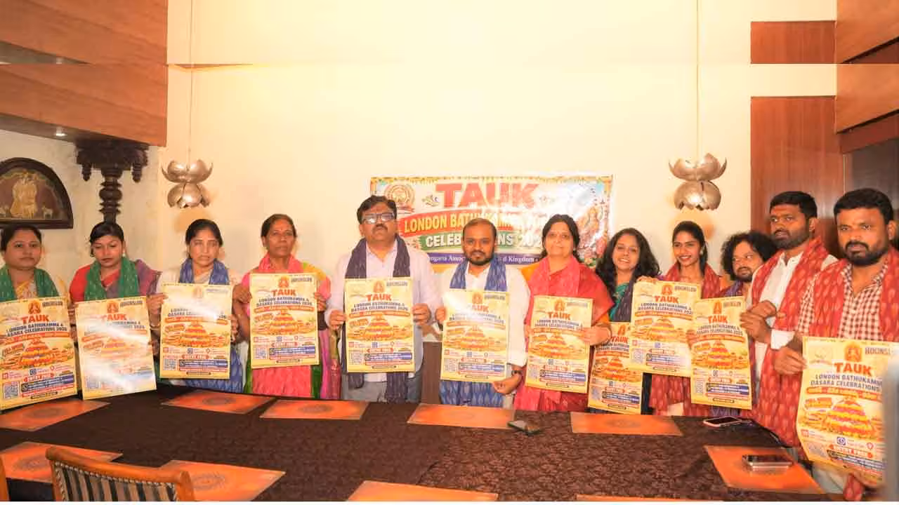 MLC Deshapathi Srinivas | లండన్ “టాక్ చేనేత బతుకమ్మ” పోస్టర్ ఆవిష్కరించిన ఎమ్మెల్సీ దేశపతి శ్రీనివాస్