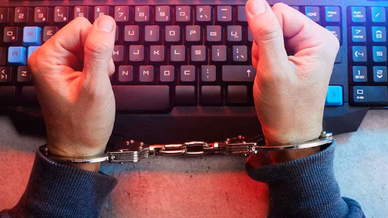 Digital Arrest | డిజిటల్ అరెస్ట్ మోసాలు.. పూణెలో సీనియర్ సిటిజన్లకు రూ.100 కోట్లు నష్టం..