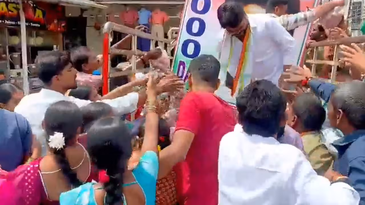 Warangal Onion Distribution | వరంగల్లో ఉచిత ఉల్లిగడ్డల పంపిణీ రచ్చ రచ్చ.. ఎగబడ్డ జనం, నేత జంప్!