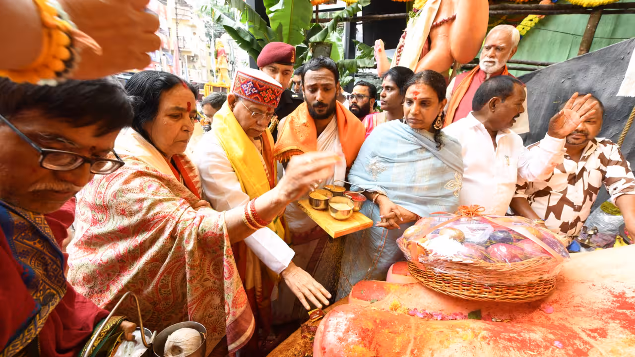Governor worships to Khairathabad Ganesha | ఖైరతాబాద్ మహాగణపతికి గవర్నర్ దంపతుల తొలి పూజ