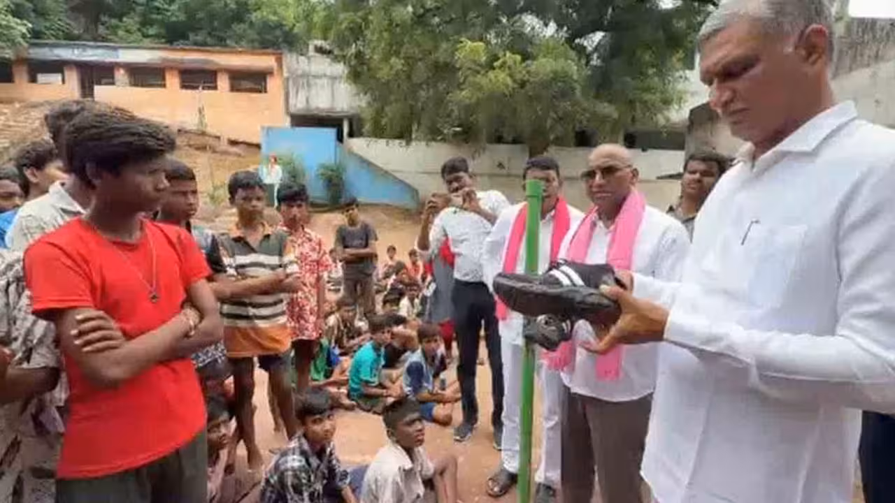 Harish Rao | తాగునీరు లేక విద్యార్థుల అవస్థలు.. కాగజ్నగర్ ఎస్టీ బాయ్స్ ఆశ్రమ పాఠశాలను సందర్శించిన హరీశ్ రావు