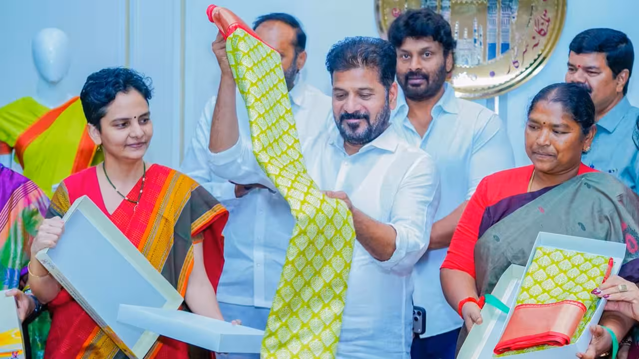 Indiramma Sarees | ఎర్ర అంచు.. చిలుకపచ్చ రంగు.. దసరాలోపే ఇందిరమ్మ చీరలు పంపిణీ