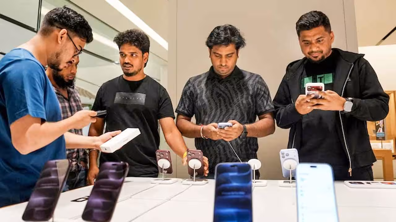 iPhone 18 Pro | ఐఫోన్ 18 ప్రొ ఫోన్లకు భారీ డిమాండ్.. ధర పెరిగినా తగ్గని క్రేజ్..