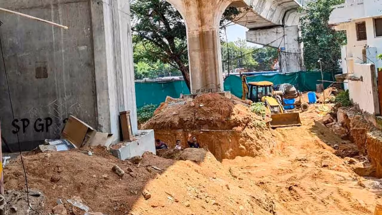 Metro Pillar | మట్టే కనిపించిందా.. మెట్రో పిల్లర్లు కనిపించలేదా?.. ఇస్కాన్ సమీపంలో తవ్వకాలపై ఎన్హెచ్ఆర్సీకి న్యాయవాది రామారావు ఫిర్యాదు