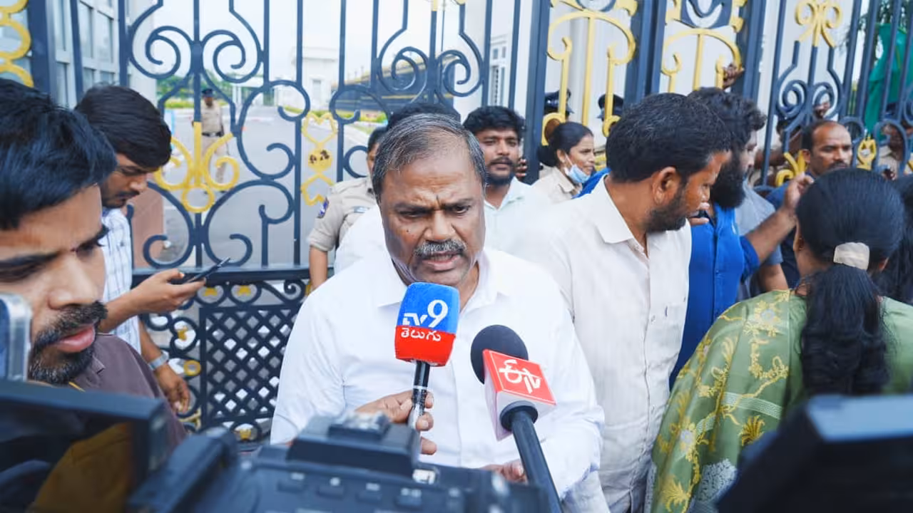 BJP Malka Komaraiah | ఫీజులు అడిగితే అరెస్టులు చేస్తారా? విద్యార్థుల భవిష్యత్తుతో చెలగాటం వద్దు