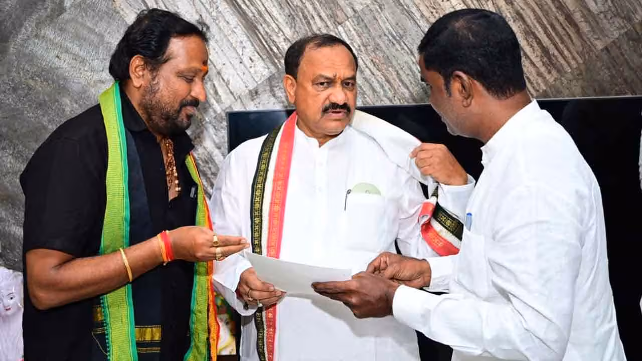 Meru Caste | కుట్టుపని కాంట్రాక్టుల్లో మేరు కులస్తులకు 40 శాతం కేటాయించాలి.. పీసీసీ చీఫ్కు విజ్ఞప్తి