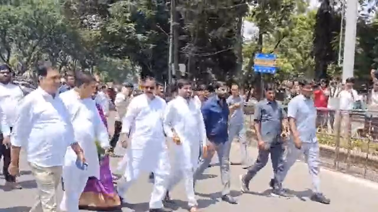 Congress MPs | హరీశ్రావు మామ భూమిని పరిశీలించిన కాంగ్రెస్ ఎంపీల బృందం