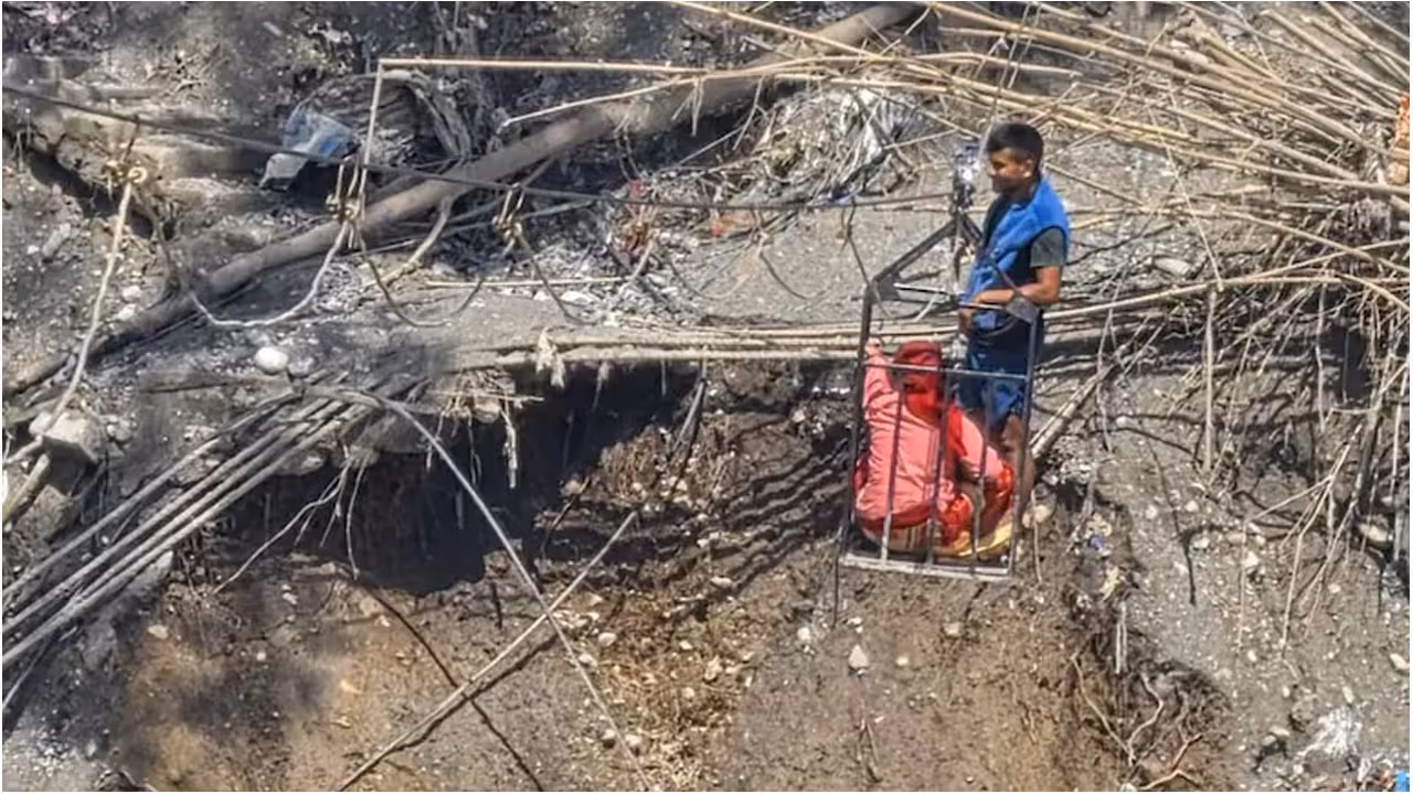 Zipline Rescue Nepal | వరదలో కొట్టుకుపోయిన బ్రిడ్జి.. నేపాల్లో రెండు ఊర్లను కలుపుతున్న 250 మీటర్ల ‘జిప్లైన్’