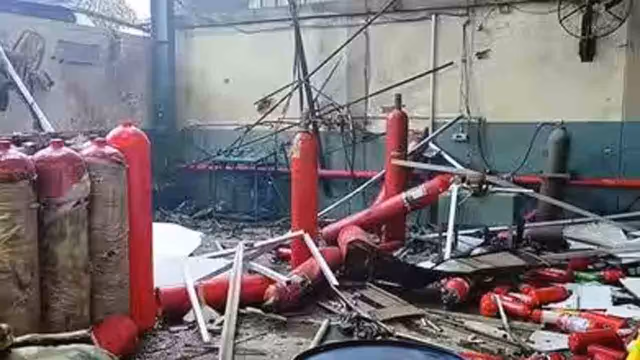 oxygen cylinder explodes | పేలిన ఆక్సిజన్ సిలిండర్.. ఒకరు మృతి